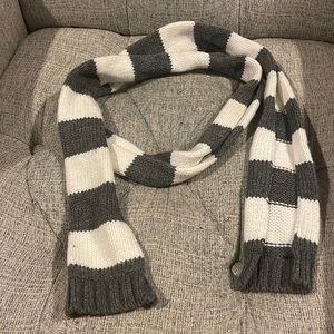 Gray and white knit skinny scarf